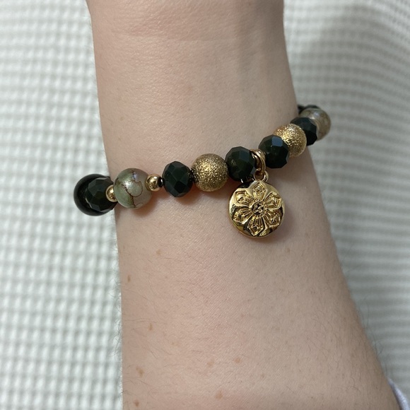 NWOT beaded summer bracelet with seashell and gold floral pendant. One size. - Picture 4 of 6